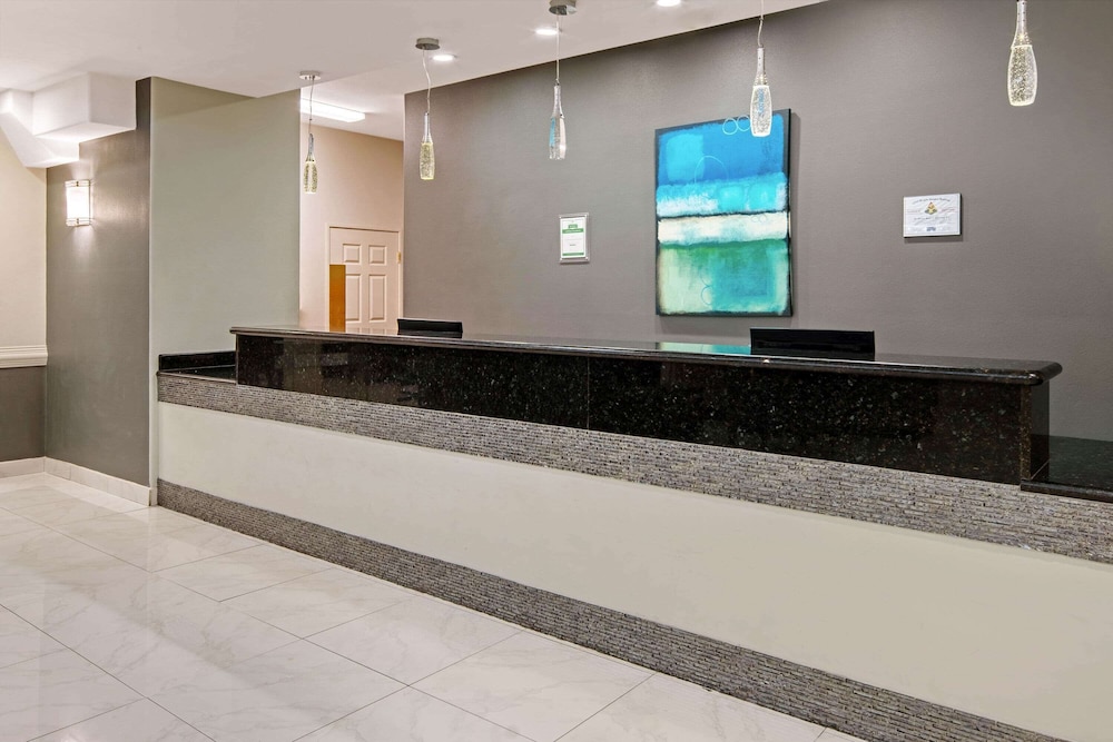 Imagen de los interiores del Hotel La Quinta Inn & Suites by Wyndham Mercedes Outlet Mall. Foto 19