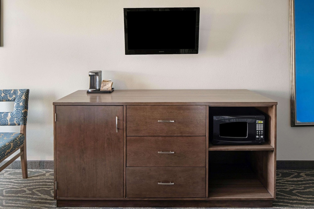 Imagen de la habitación del Hotel La Quinta Inn & Suites by Wyndham Mercedes Outlet Mall. Foto 13