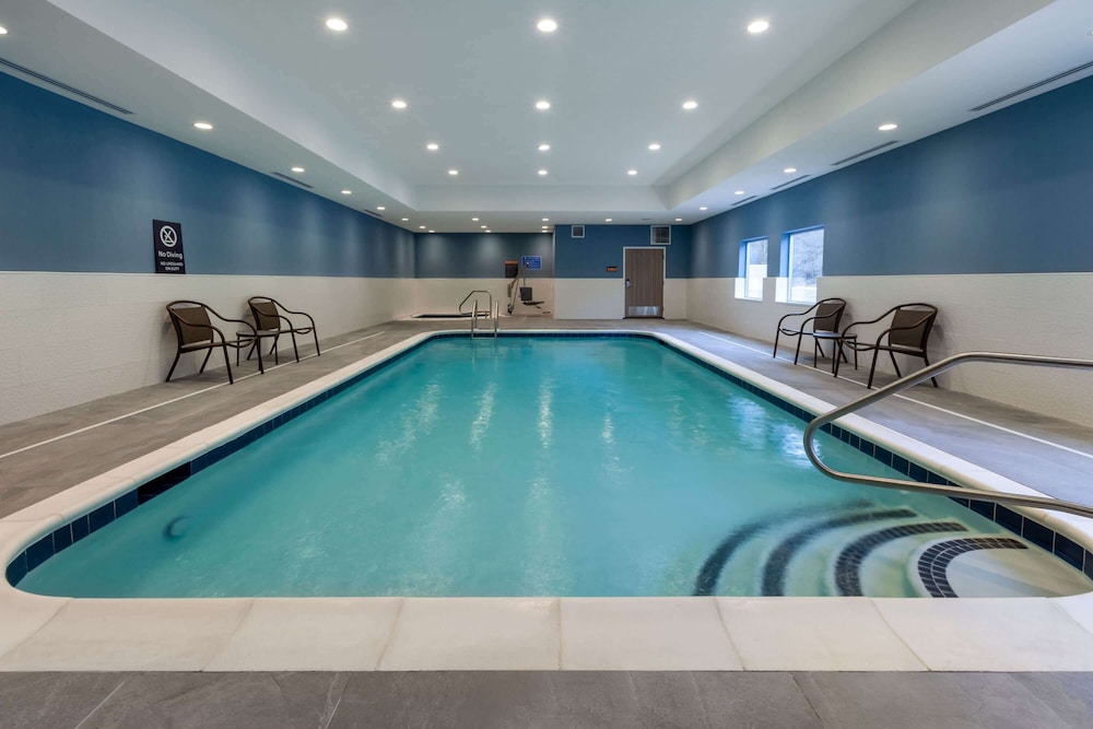 Imagen de la piscina del Hotel La Quinta Inn & Suites by Wyndham Middletown-Goshen. Foto 19