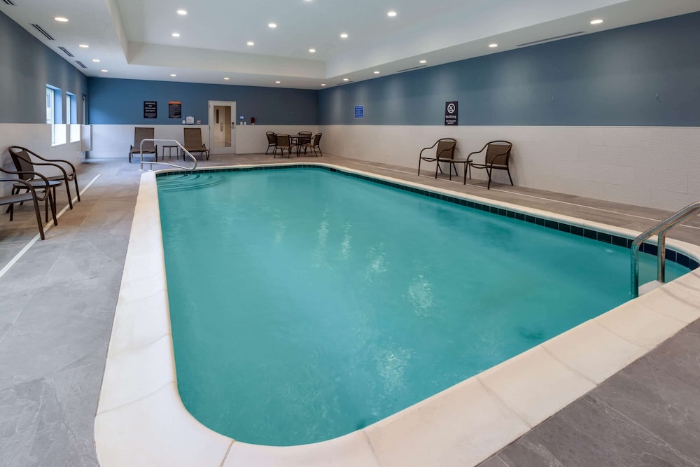 Imagen de la piscina del Hotel La Quinta Inn & Suites by Wyndham Middletown-Goshen. Foto 20