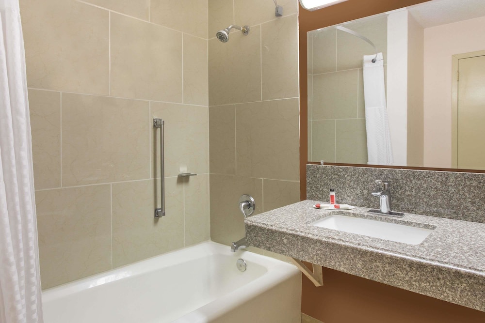 Imagen de la habitación del Hotel La Quinta Inn & Suites by Wyndham Myrtle Beach. Foto 7