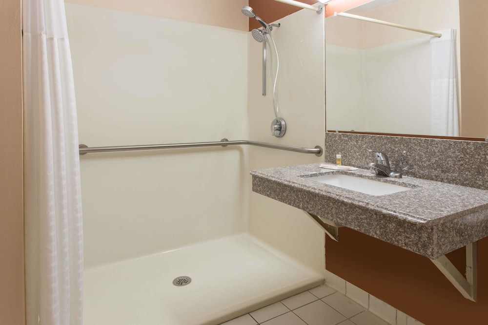 Imagen de la habitación del Hotel La Quinta Inn & Suites by Wyndham Myrtle Beach. Foto 10