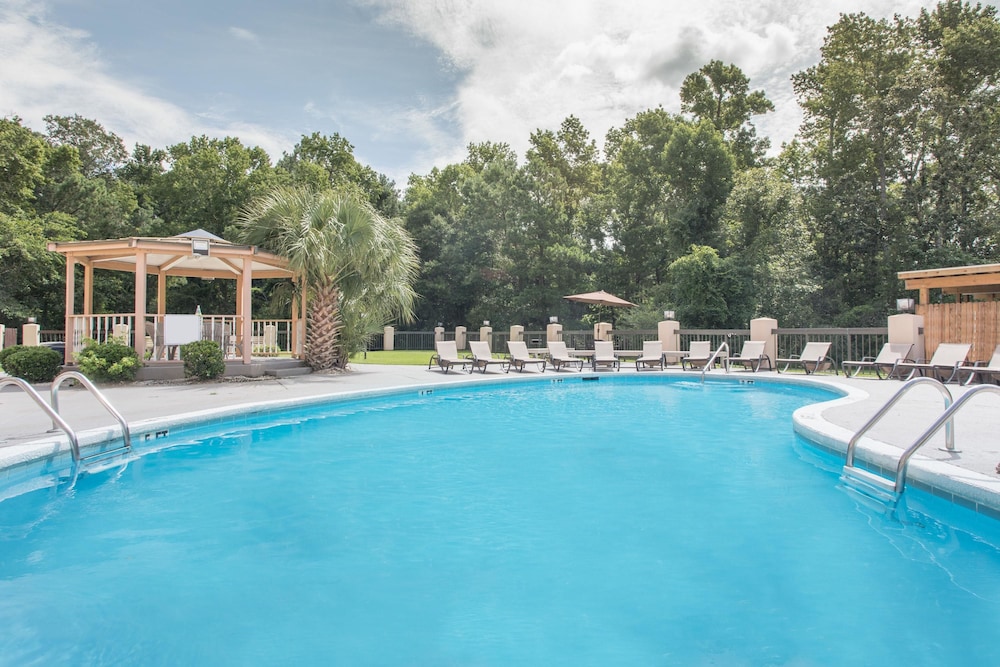 Imagen de la piscina del Hotel La Quinta Inn & Suites by Wyndham Myrtle Beach. Foto 16