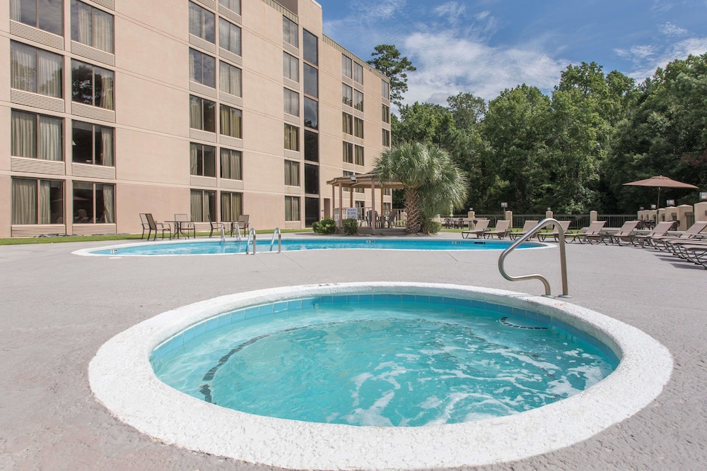 Imagen de la piscina del Hotel La Quinta Inn & Suites by Wyndham Myrtle Beach. Foto 17