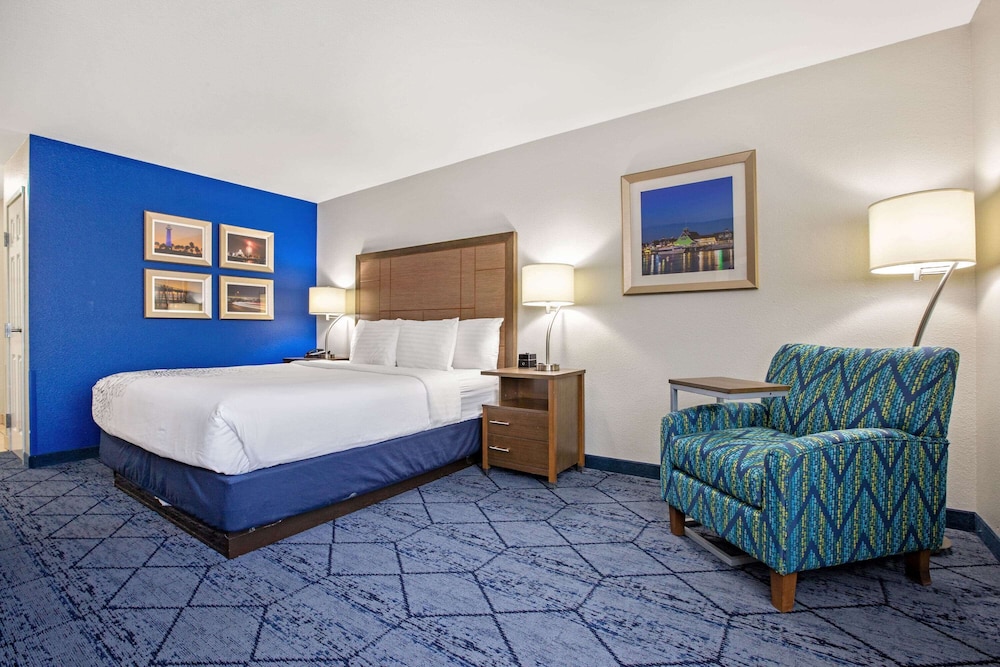 Imagen de la habitación del Hotel La Quinta Inn & Suites by Wyndham NE Long Beach/Cypress. Foto 11