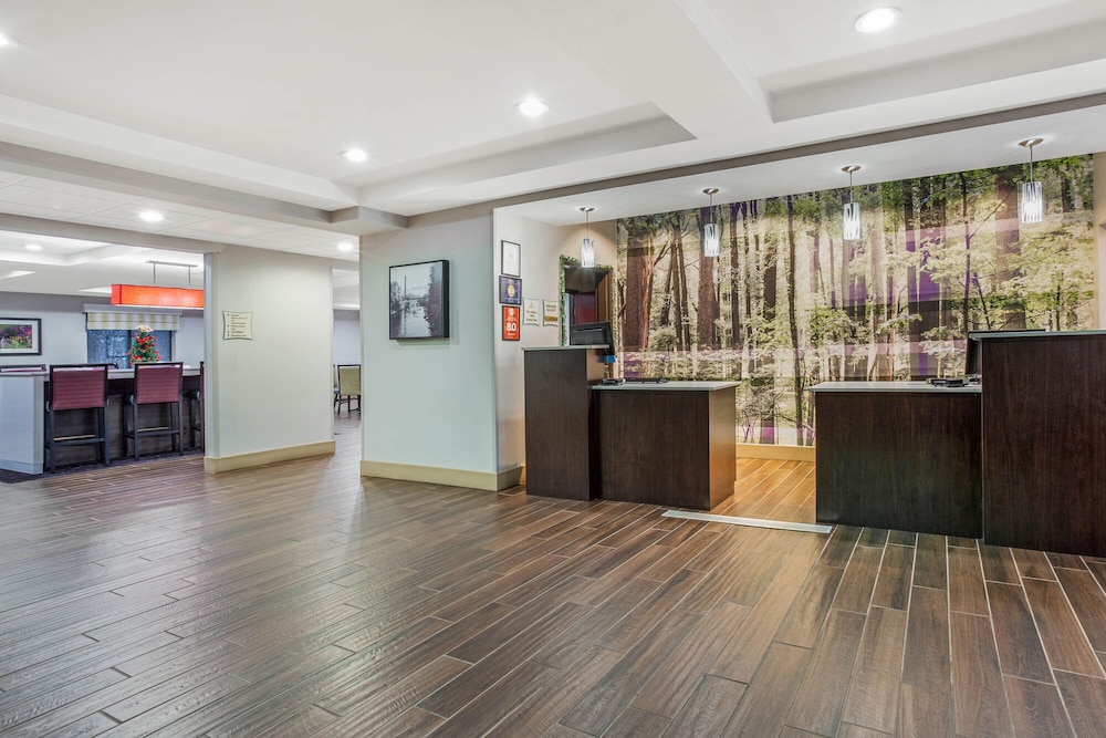 Imagen de los interiores del Hotel La Quinta Inn & Suites by Wyndham Norwich-Plainfield-Casino. Foto 19