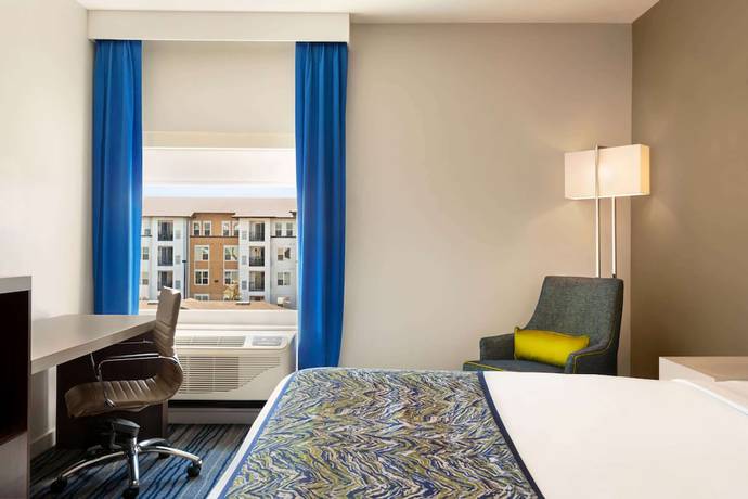 Imagen de la habitación del Hotel La Quinta Inn & Suites by Wyndham Orlando IDrive Theme Parks. Foto 2