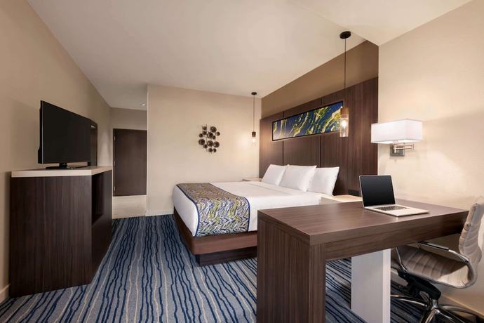 Imagen de la habitación del Hotel La Quinta Inn & Suites by Wyndham Orlando IDrive Theme Parks. Foto 7