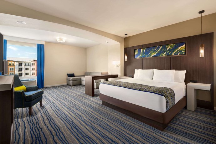 Imagen de la habitación del Hotel La Quinta Inn & Suites by Wyndham Orlando IDrive Theme Parks. Foto 17