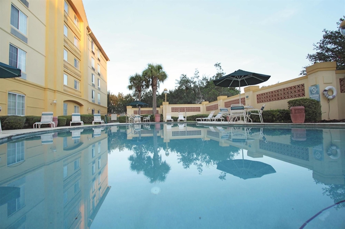 Imagen de la piscina del Hotel La Quinta Inn & Suites by Wyndham Orlando Lake Mary. Foto 16