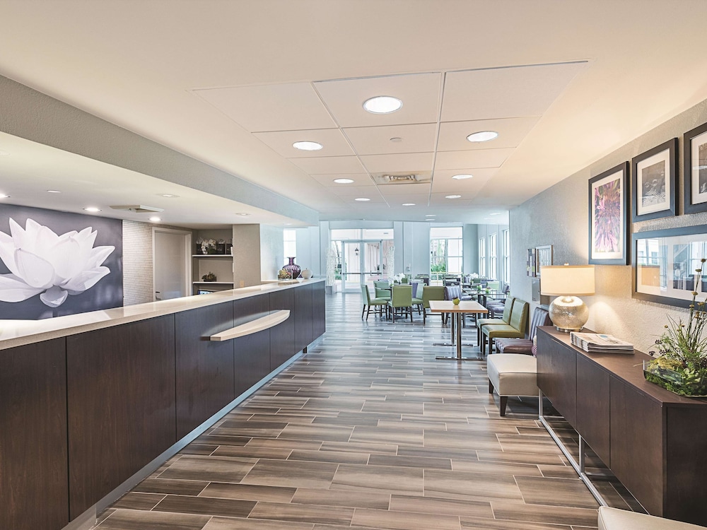 Imagen de los interiores del Hotel La Quinta Inn & Suites by Wyndham Plantation at SW 6th St. Foto 18