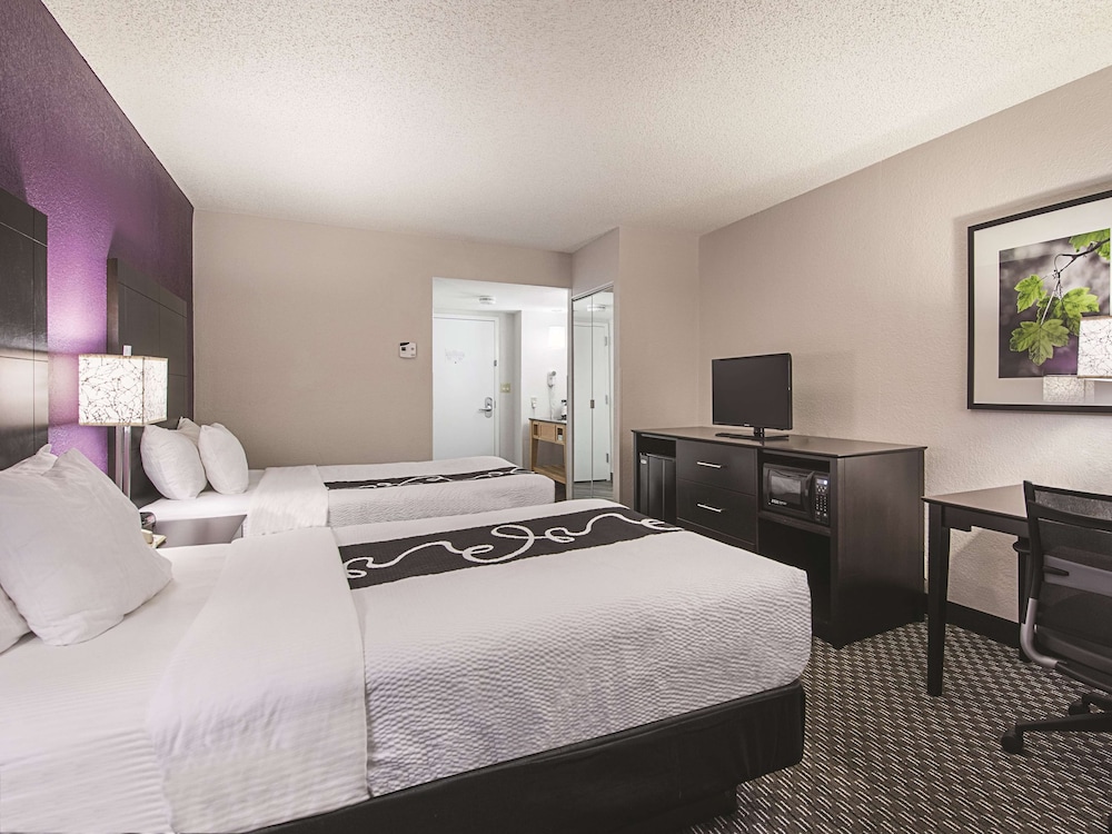 Imagen de la habitación del Hotel La Quinta Inn & Suites by Wyndham Plantation at SW 6th St. Foto 10