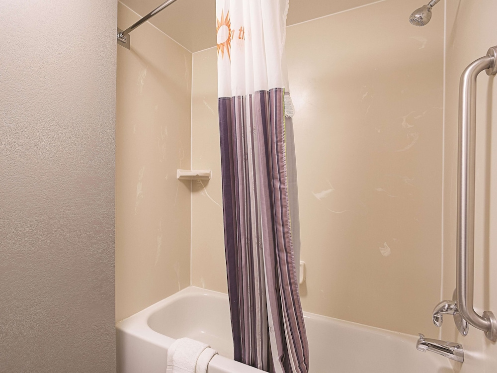 Imagen de la habitación del Hotel La Quinta Inn & Suites by Wyndham Plantation at SW 6th St. Foto 15