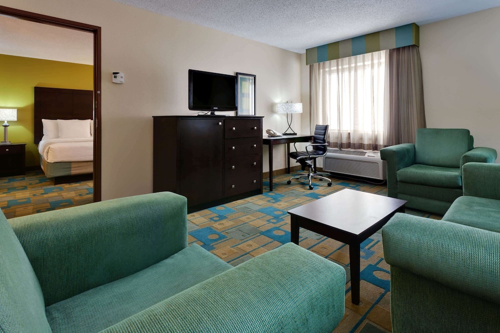 Imagen de la habitación del Hotel La Quinta Inn & Suites by Wyndham Plattsburgh. Foto 6