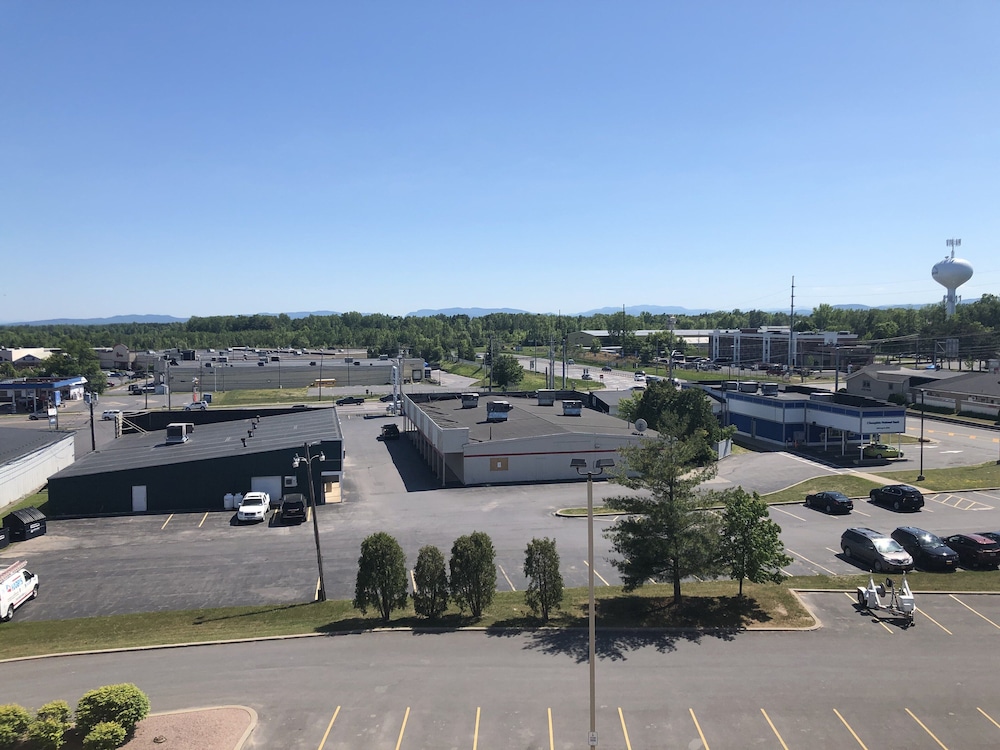 Imagen de la habitación del Hotel La Quinta Inn & Suites by Wyndham Plattsburgh. Foto 10