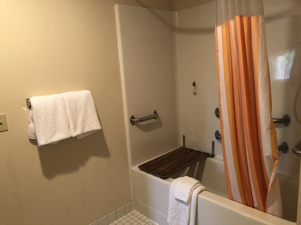 Imagen de la habitación del Hotel La Quinta Inn & Suites by Wyndham Plattsburgh. Foto 11