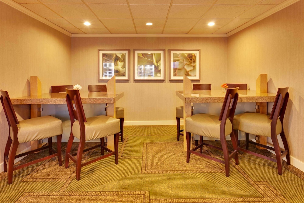 Imagen de los interiores del Hotel La Quinta Inn & Suites by Wyndham Plattsburgh. Foto 18