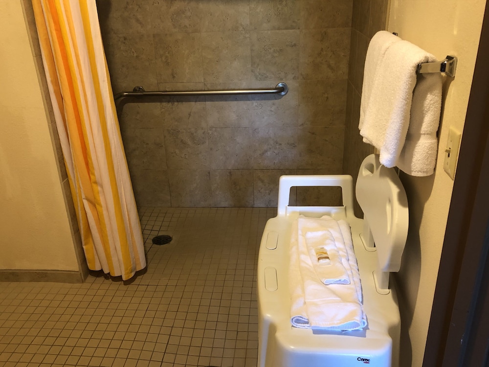 Imagen de la habitación del Hotel La Quinta Inn & Suites by Wyndham Plattsburgh. Foto 16