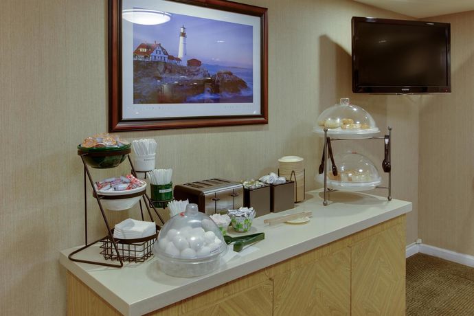 Imagen del bar/restaurante del Hotel La Quinta Inn & Suites by Wyndham Portland. Foto 4