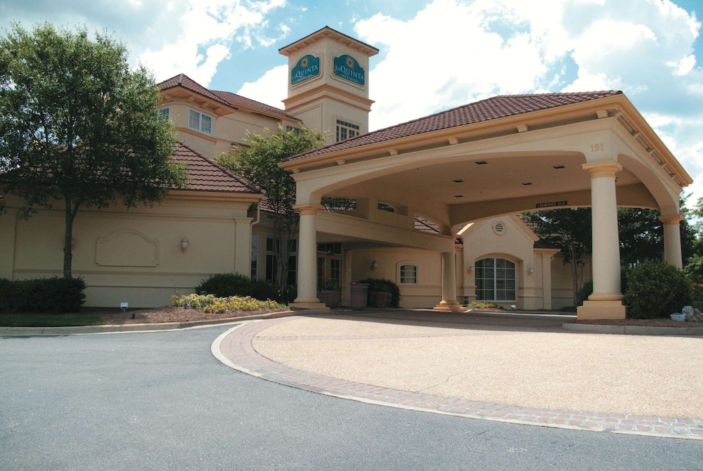 Imagen general del Hotel La Quinta Inn & Suites by Wyndham Raleigh Cary. Foto 1