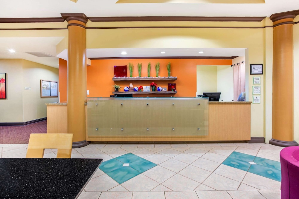 Imagen de los interiores del Hotel La Quinta Inn & Suites by Wyndham Raleigh Cary. Foto 19