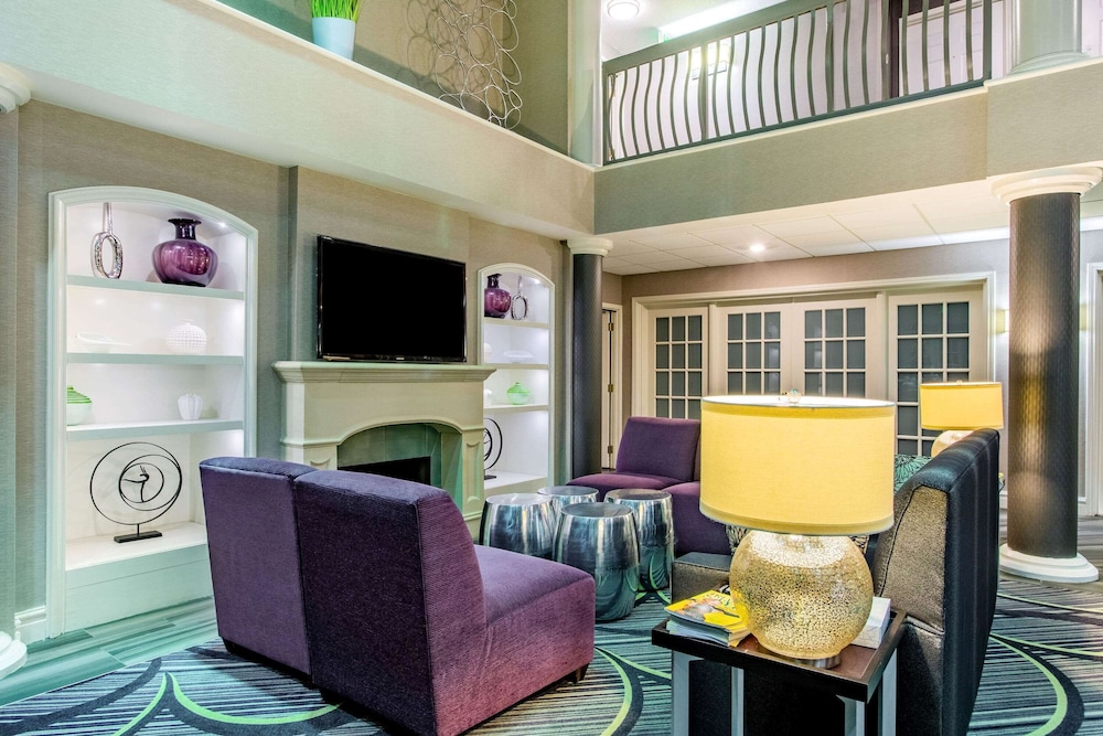 Imagen de los interiores del Hotel La Quinta Inn & Suites by Wyndham Raleigh Durham Airport. Foto 14