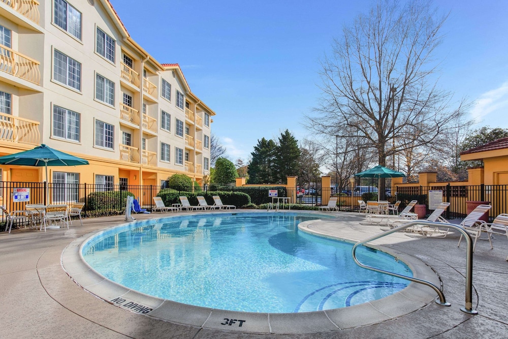 Imagen de la piscina del Hotel La Quinta Inn & Suites by Wyndham Raleigh Durham Airport. Foto 20