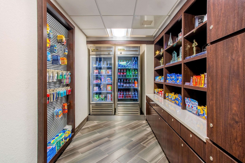 Imagen de los interiores del Hotel La Quinta Inn & Suites by Wyndham Raleigh Durham Airport. Foto 16