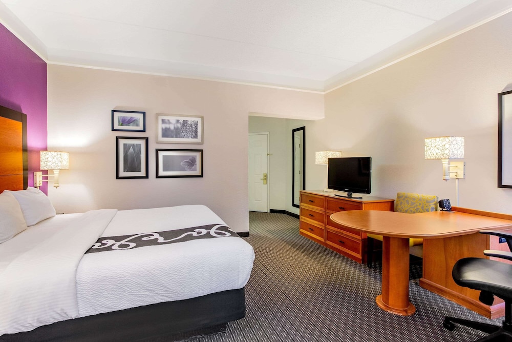 Imagen de la habitación del Hotel La Quinta Inn & Suites by Wyndham Raleigh Durham Airport. Foto 11