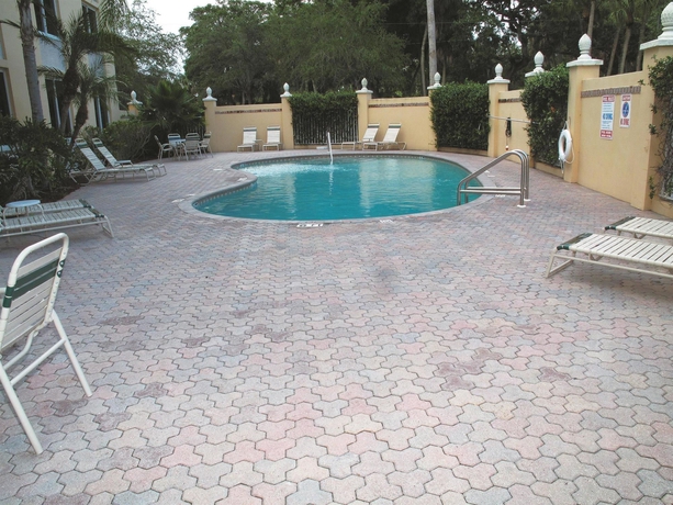 Imagen de la piscina del Hotel La Quinta Inn & Suites by Wyndham Sarasota Downtown. Foto 16