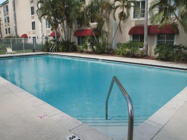 Imagen de la piscina del Hotel La Quinta Inn & Suites by Wyndham Sawgrass. Foto 7