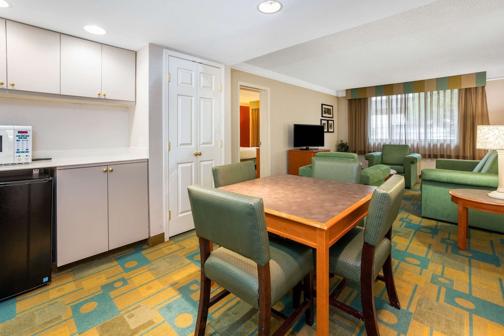 Imagen de la habitación del Hotel La Quinta Inn & Suites by Wyndham Seattle Sea-Tac Airport. Foto 14