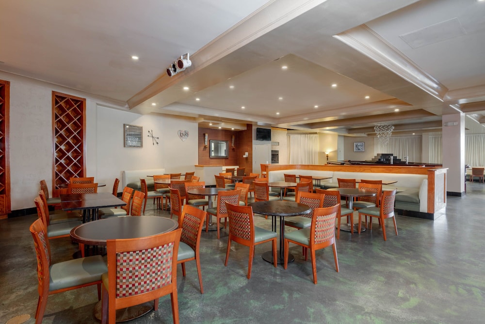 Imagen del bar/restaurante del Hotel La Quinta Inn & Suites by Wyndham Secaucus Meadowlands. Foto 2