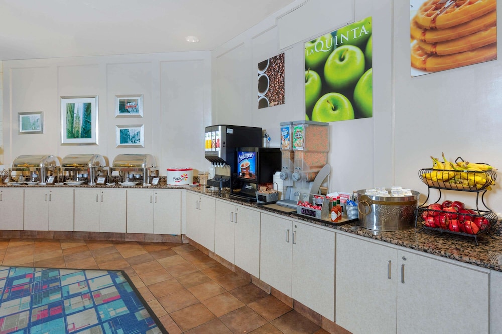 Imagen del bar/restaurante del Hotel La Quinta Inn & Suites by Wyndham Secaucus Meadowlands. Foto 3