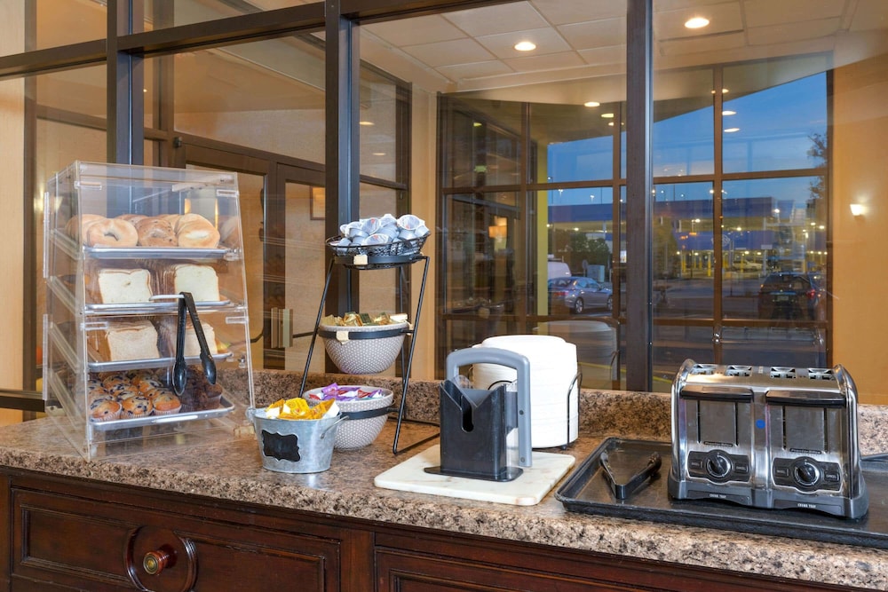 Imagen del bar/restaurante del Hotel La Quinta Inn & Suites by Wyndham Secaucus Meadowlands. Foto 4