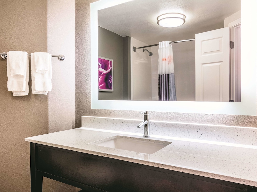 Imagen de la habitación del Hotel La Quinta Inn & Suites by Wyndham Shreveport Airport. Foto 4