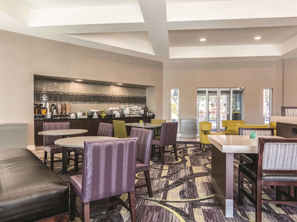 Imagen de los interiores del Hotel La Quinta Inn & Suites by Wyndham Shreveport Airport. Foto 17