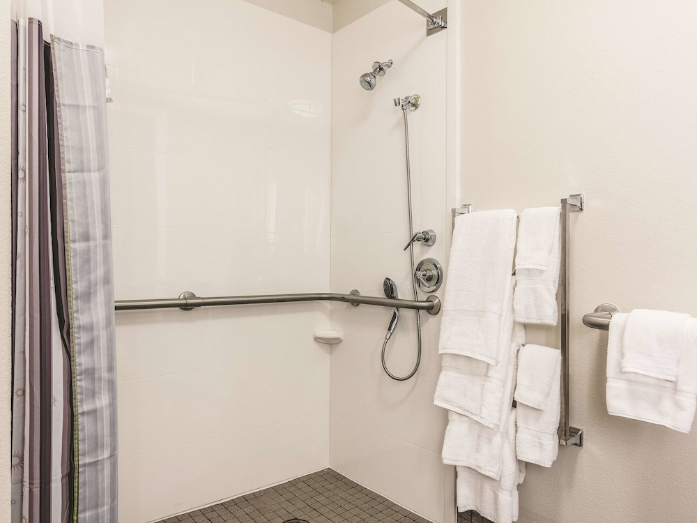 Imagen de la habitación del Hotel La Quinta Inn & Suites by Wyndham Shreveport Airport. Foto 14