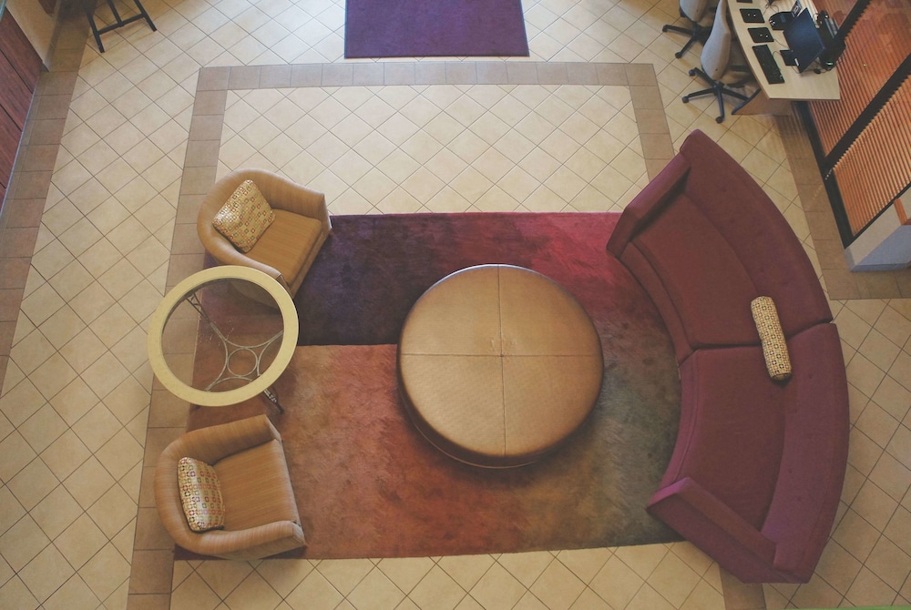 Imagen de los interiores del Hotel La Quinta Inn & Suites by Wyndham Springfield Airport Plaza. Foto 18