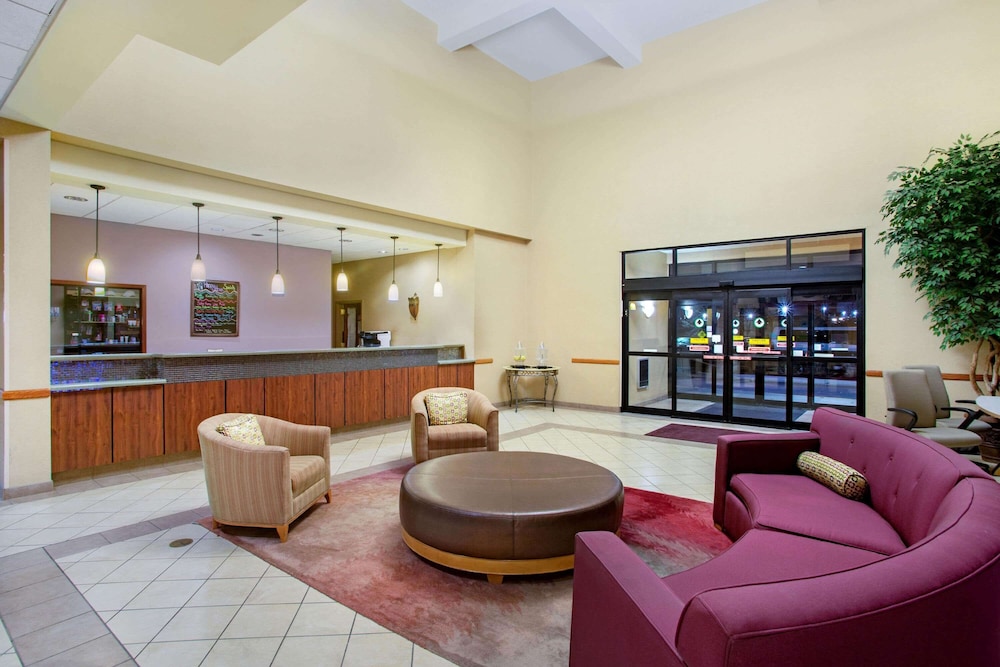 Imagen de los interiores del Hotel La Quinta Inn & Suites by Wyndham Springfield Airport Plaza. Foto 19