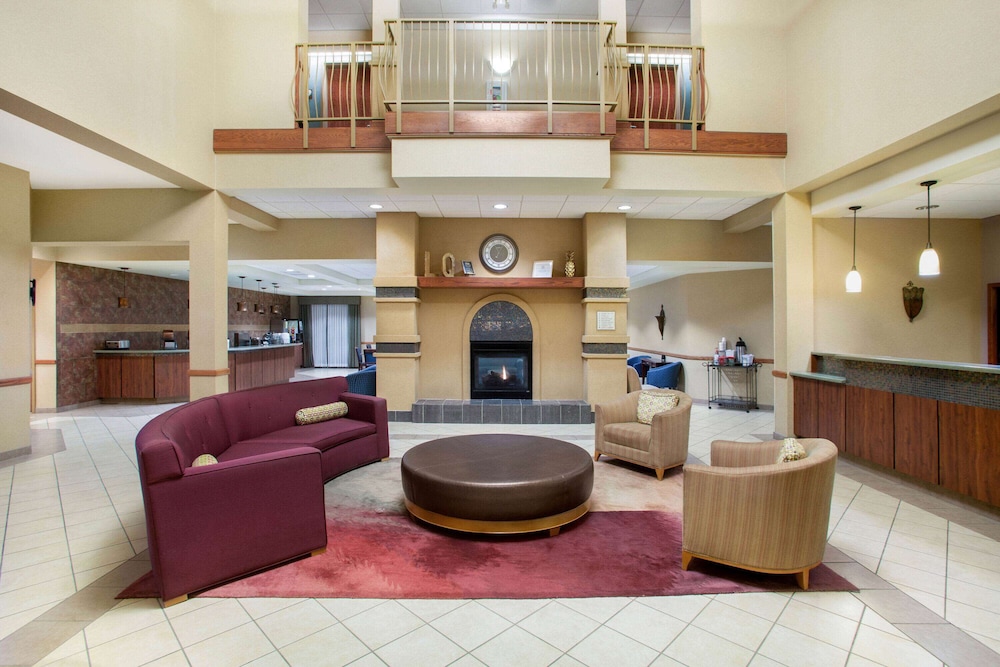 Imagen de los interiores del Hotel La Quinta Inn & Suites by Wyndham Springfield Airport Plaza. Foto 20