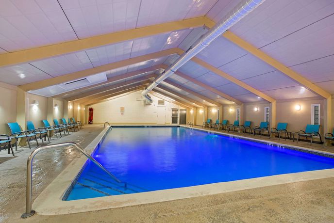 Imagen de la piscina del Hotel La Quinta Inn & Suites by Wyndham Springfield MA. Foto 12