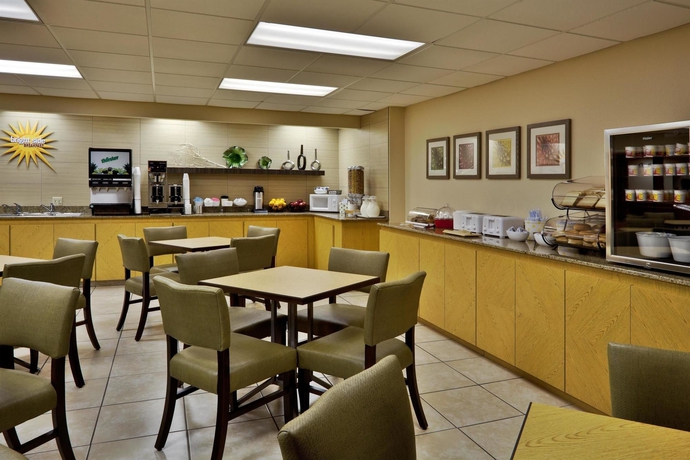 Imagen del bar/restaurante del Hotel La Quinta Inn & Suites by Wyndham St. Pete-Clearwater Airpt. Foto 3