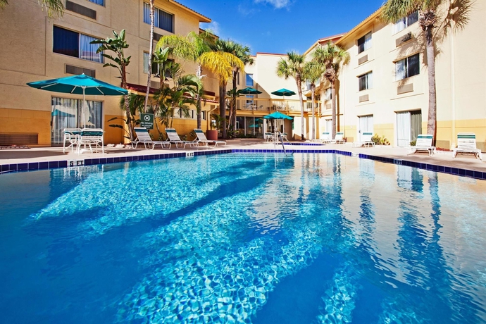 Imagen de la piscina del Hotel La Quinta Inn & Suites by Wyndham St. Pete-Clearwater Airpt. Foto 15