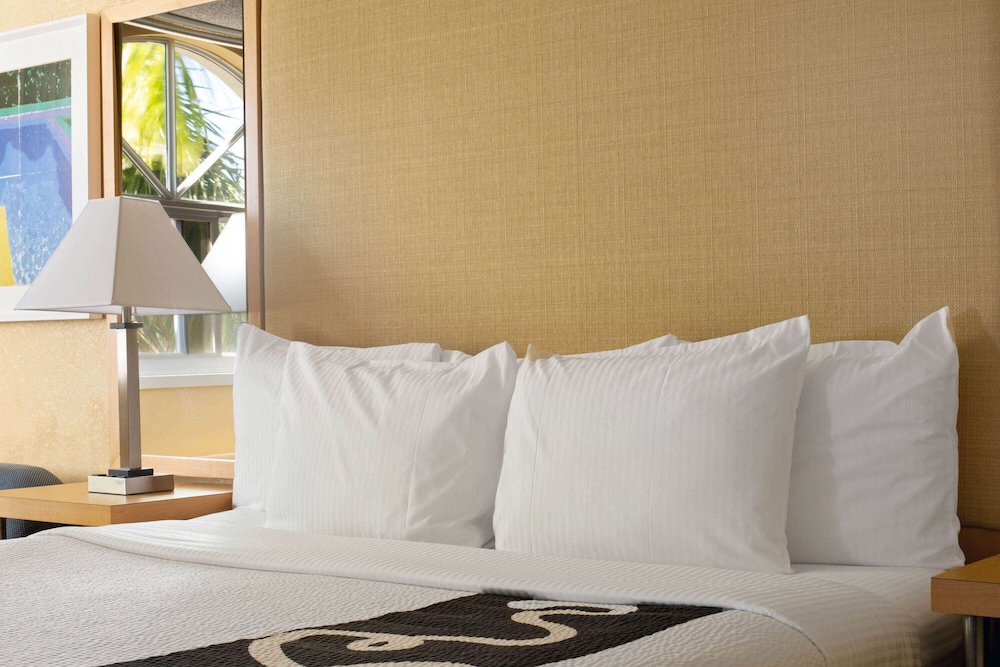 Imagen de la habitación del Hotel La Quinta Inn & Suites by Wyndham Sunrise. Foto 2