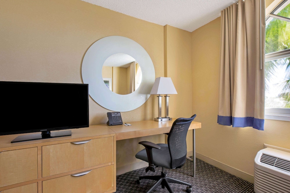 Imagen de la habitación del Hotel La Quinta Inn & Suites by Wyndham Sunrise. Foto 11