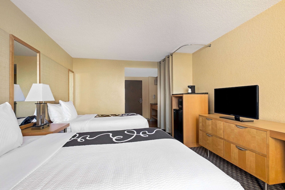 Imagen de la habitación del Hotel La Quinta Inn & Suites by Wyndham Sunrise. Foto 15