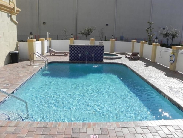 Imagen de la piscina del Hotel La Quinta Inn & Suites by Wyndham Tampa Central. Foto 13