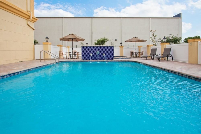 Imagen de la piscina del Hotel La Quinta Inn & Suites by Wyndham Tampa Central. Foto 14