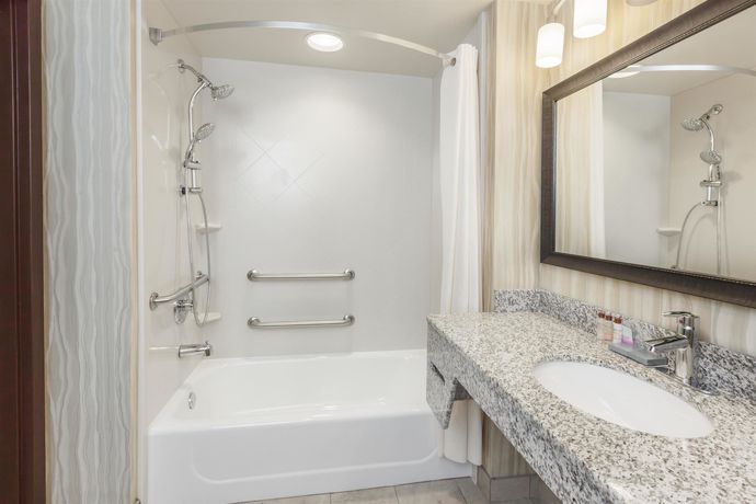 Imagen de la habitación del Hotel La Quinta Inn & Suites by Wyndham Tulsa Midtown. Foto 4